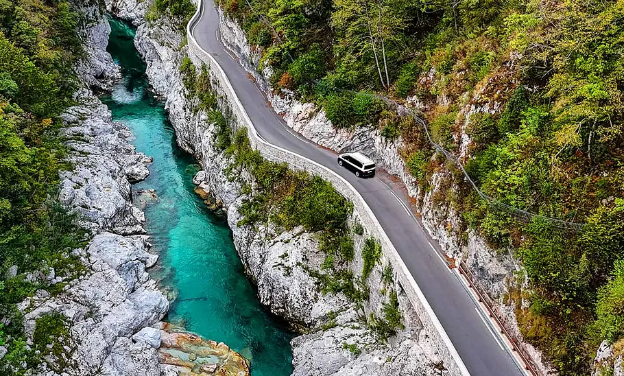 Camping-Reise durch Slowenien im VW T7 California Camping-Reise durch Slowenien im VW T7 California; stehend neben der Soča, Ansicht von seitlich hinten
