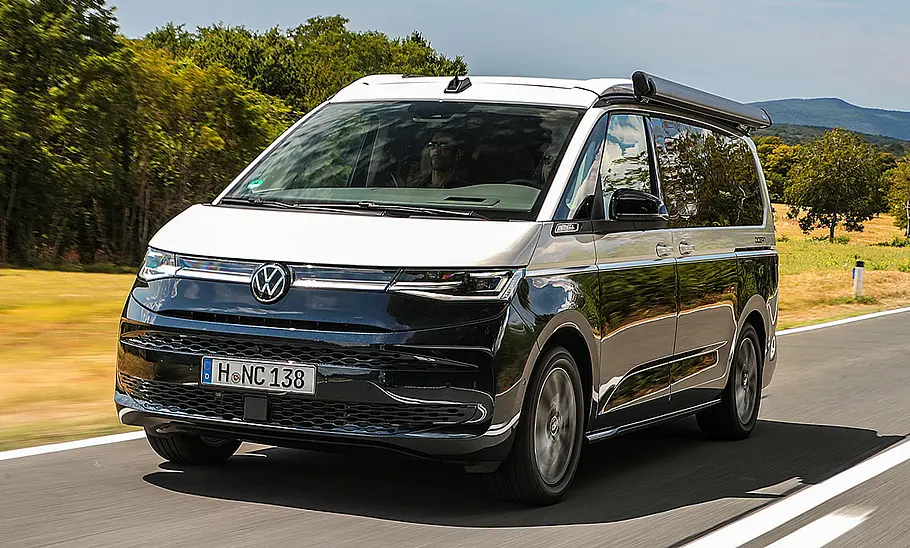 Camping-Reise durch Slowenien im VW T7 California Camping-Reise durch Slowenien im VW T7 California, fahrend, von schräg vorne