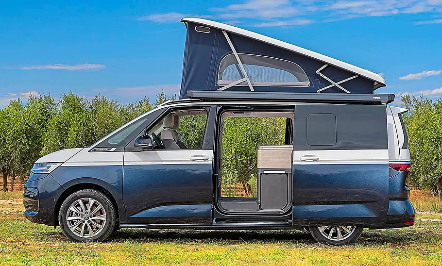 Camping-Reise durch Slowenien im VW T7 California Camping-Reise durch Slowenien im VW T7 California, stehend mit offenen Türen und aufgestelltem Dach