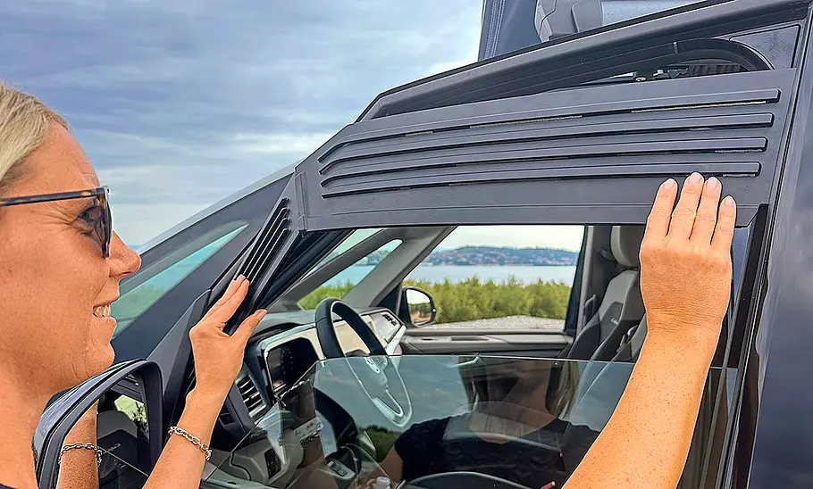 Camping-Reise durch Slowenien im VW T7 California Camping-Reise durch Slowenien im VW T7 California, Entlüftungsgitter werden heruntergelassen