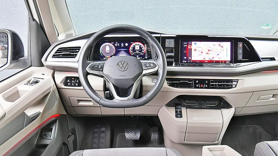 Blick auf die Armaturen im Innenraum des VW T7 Multivan.