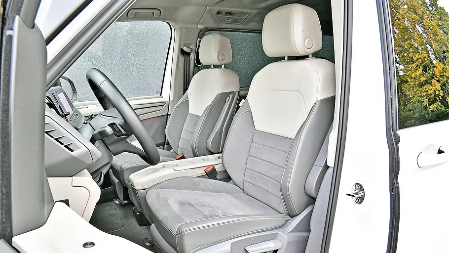 Blick auf die Vordersitze im Innenraum des VW T7 Multivan.