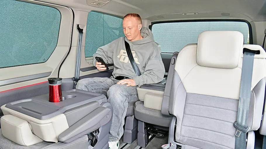 Blick in den Fond des VW T7 Multivan.