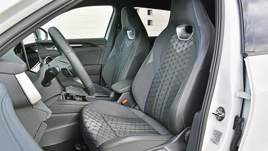 Blick auf die Vordersitze im Innenraum des VW Tayron.