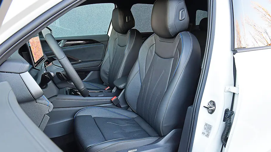 Blick auf die Vordersitze im Innenraum des VW Tayron.
