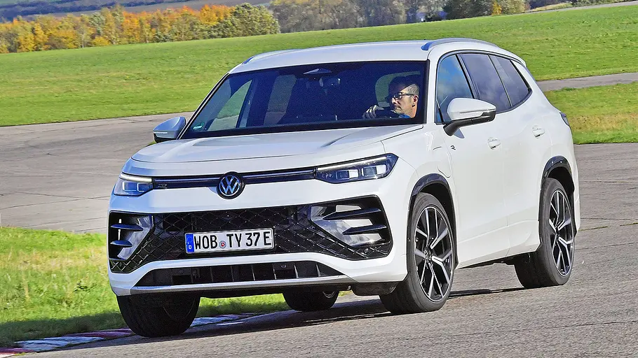 Blick von schräg vorne auf den fahrenden VW Tayron.