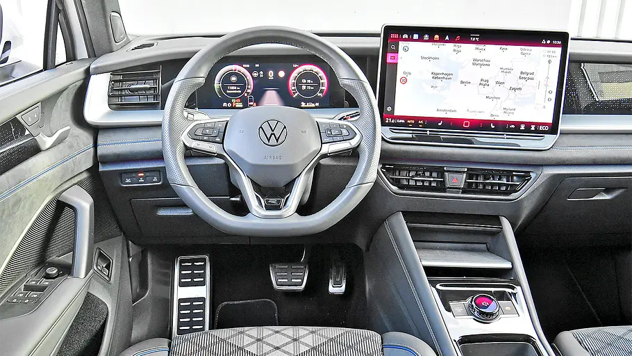 Blick auf die Armaturen im Innenraum des VW Tayron.