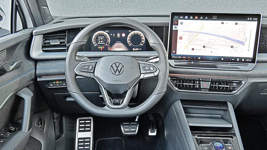 Blick auf die Armaturen im Innenraum des VW Tayron.