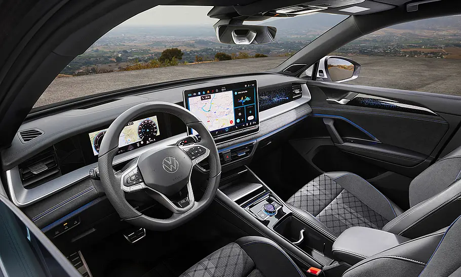 Das Cockpit des VW Tayron (2025).