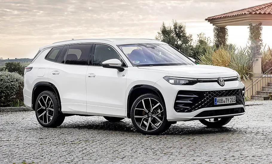 Der VW Tayron (2025) statisch von schräg vorne fotografiert.
