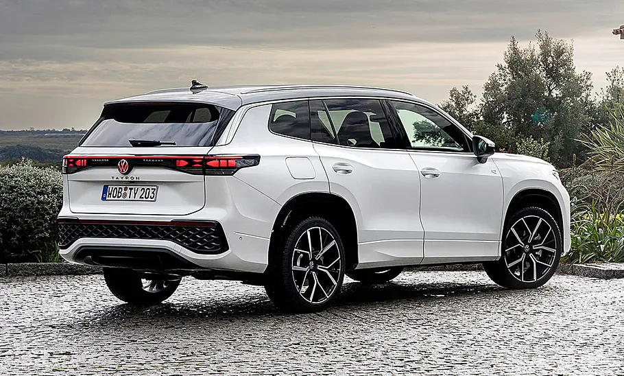 Der VW Tayron (2025) statisch von schräg hinten fotografiert.