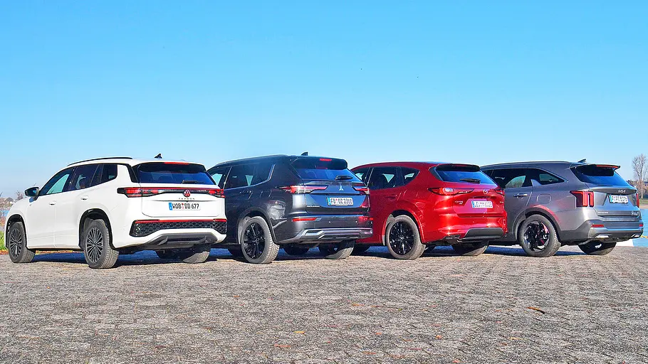Blick von schräg hinten auf die vier SUV VW Tayron, Kia Sorento, Mazda CX-60 und Mitsubishi Outlander.