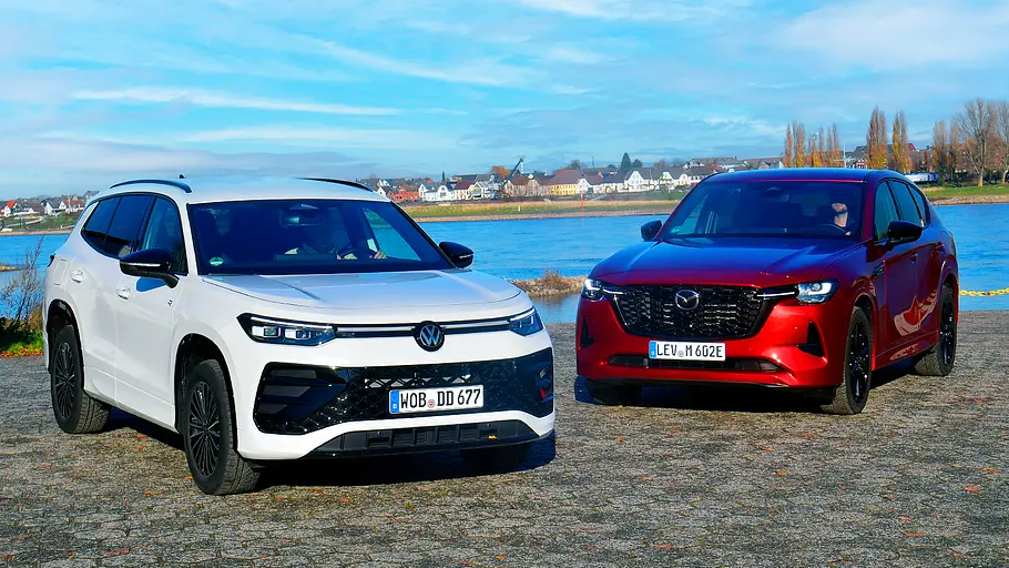 VW Tayron und Blick von schräg vorne auf den Mazda CX-60.