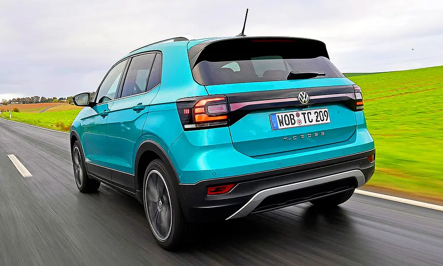 Blick von hinten auf den fahrenden VW T-Cross (2019).