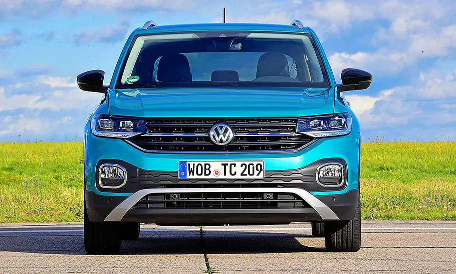Blick von vorne auf den VW T-Cross (2019).