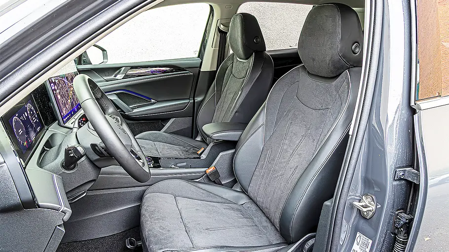 Blick auf die Vordersitze im Innenraum des VW Tiguan.