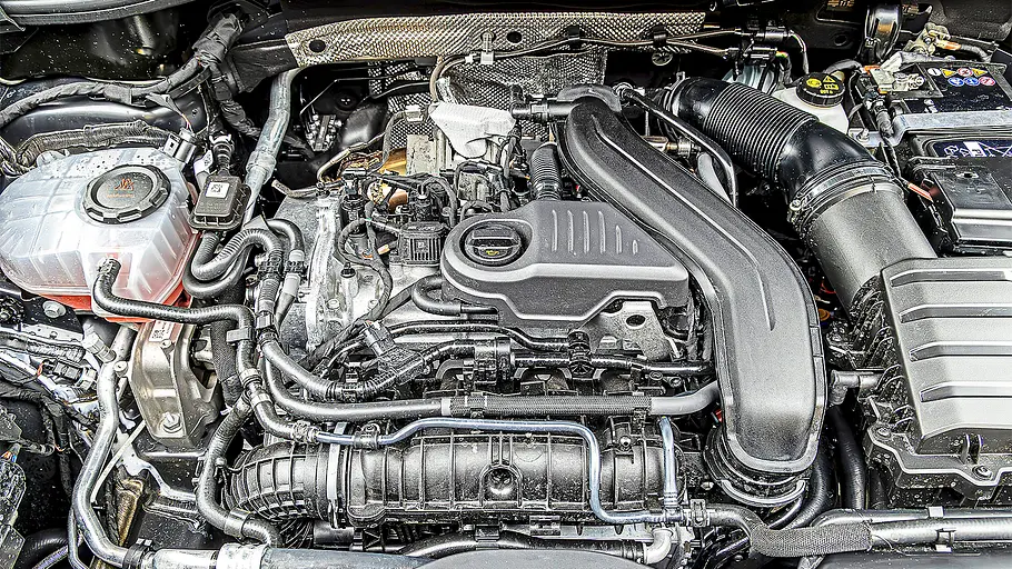 Blick in den Motorraum des VW Tiguan.