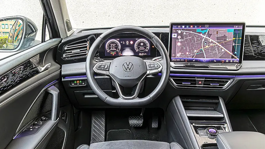 Blick auf die Armaturen im Innenraum des VW Tiguan.
