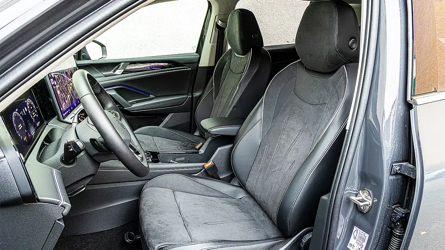 Blick auf die Vordersitze im Innenraum des VW Tiguan.