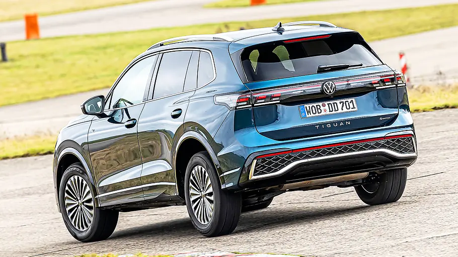 VW Tiguan Blick von schräg hinten auf den fahrenden VW Tiguan.