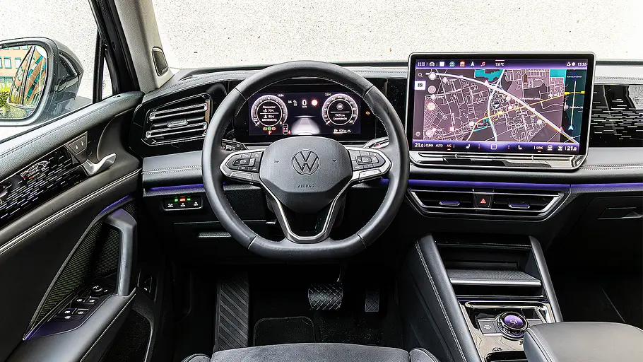Blick auf die Armaturen im Innenraum des VW Tiguan.