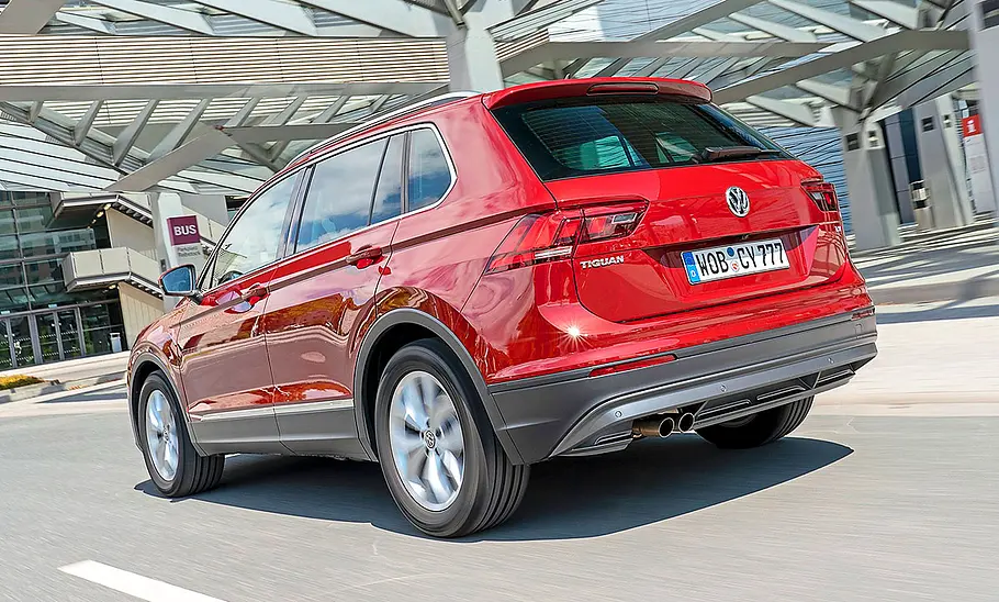 Blick von schräg hinten auf den fahrenden VW Tiguan (2016).