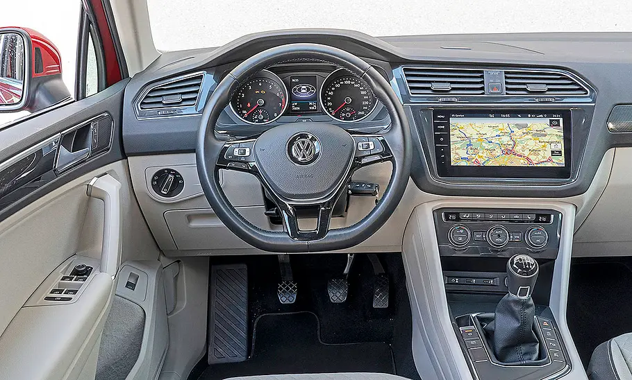 Blick auf die Armaturen im Innenraum des VW Tiguan (2016).