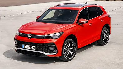 Der VW Tiguan (2024) statisch von schräg vorne fotografiert. - Foto: VW