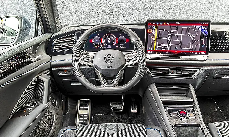 Blick auf die Armaturen im Innenraum des VW Tiguan