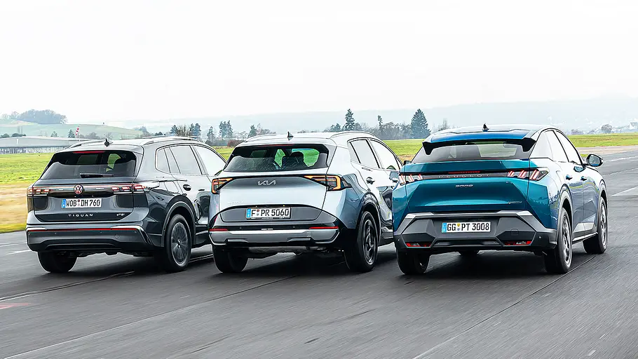 Blick von der Seite auf die drei fahrenden Kompakt-SUV VW Tiguan, Kia Sportage und Peugeot 3008.