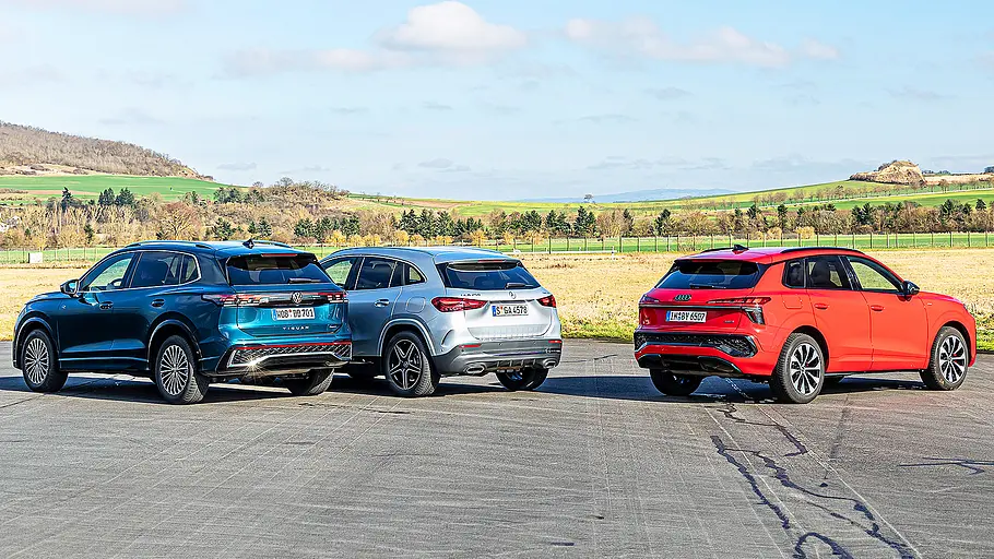 VW Tiguan/Mercedes GLA/Audi Q3 Blick von schräg hinten auf die drei SUV VW Tiguan, Mercedes GLA und Audi Q3.