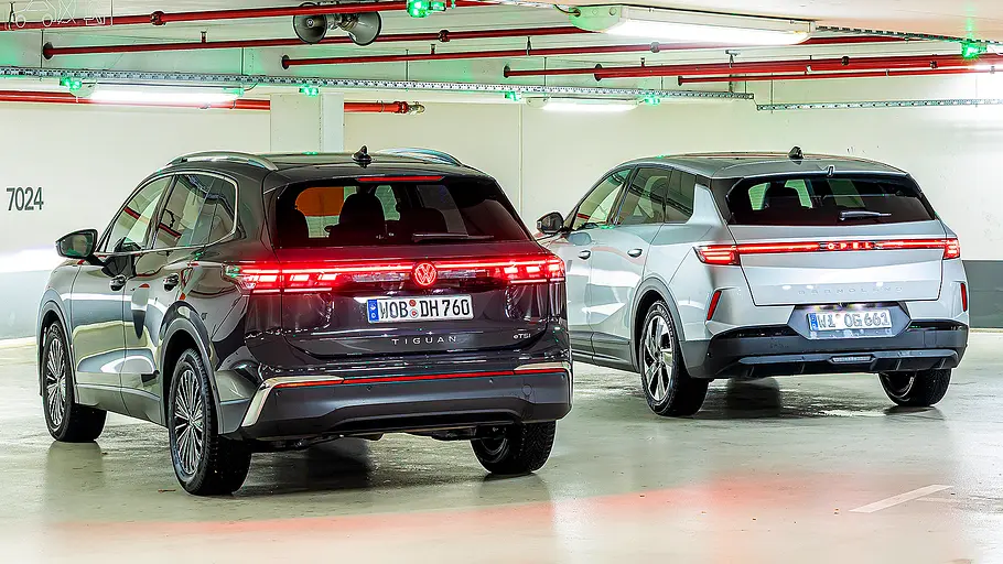 Blick von schräg hinten auf die beiden SUV VW Tiguan und Opel Grandland.
