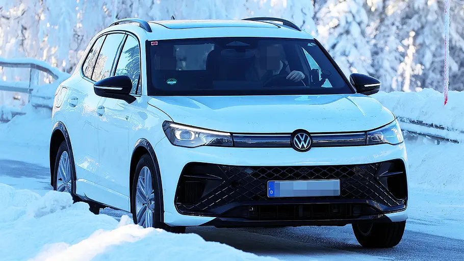 Blick von schräg vorne auf den fahrenden VW Tiguan R (2026).