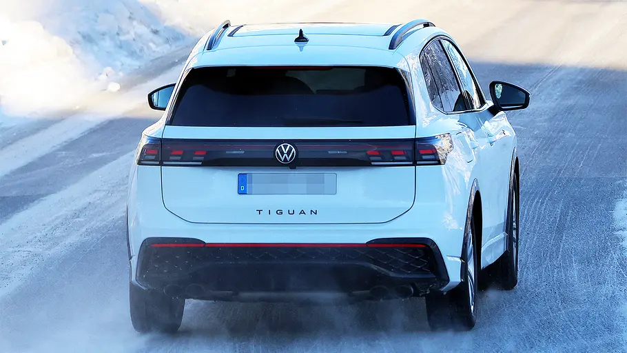 Blick von hinten auf den fahrenden VW Tiguan R (2026).