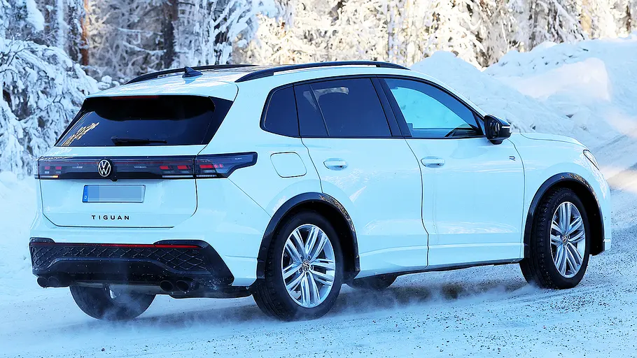 Blick von schräg hinten auf den fahrenden VW Tiguan R (2026).