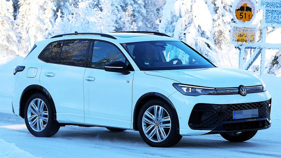 Blick von schräg vorne auf den fahrenden VW Tiguan R (2026).
