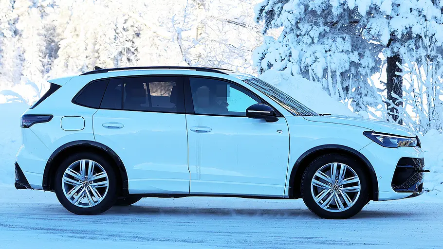 Blick von der Seite auf den fahrenden VW Tiguan R (2026).