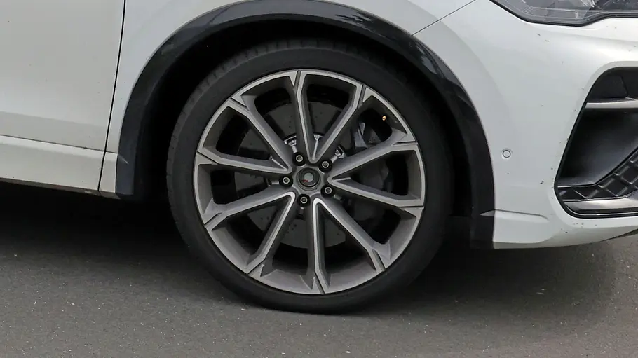 VW Tiguan R Erlkönig Die vordere rechte Felge des VW Tiguan R Erlkönig im Detail.