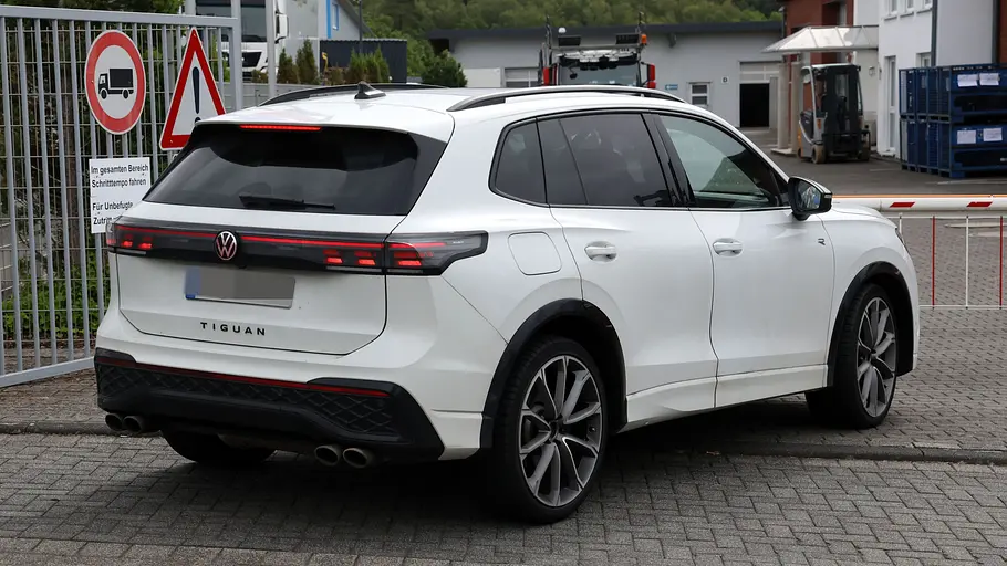 VW Tiguan R Erlkönig Der VW Tiguan R Erlkönig fahrend von schräg hinten rechts.