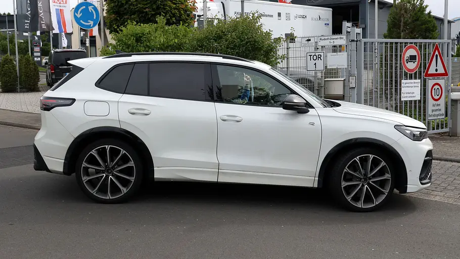 VW Tiguan R Erlkönig Der VW Tiguan R Erlkönig fahrend im Profil von rechts.