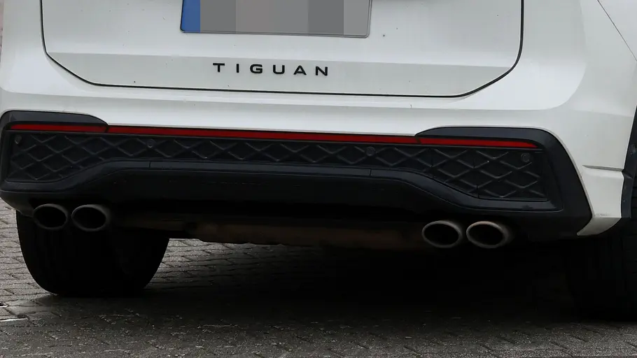 VW Tiguan R Erlkönig Die Auspuffanlage des VW Tiguan R Erlkönig im Detail.