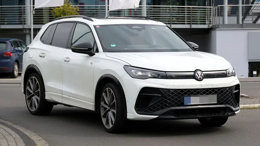 VW Tiguan R Erlkönig Der VW Tiguan R Erlkönig fahrend von schräg vorne rechts.