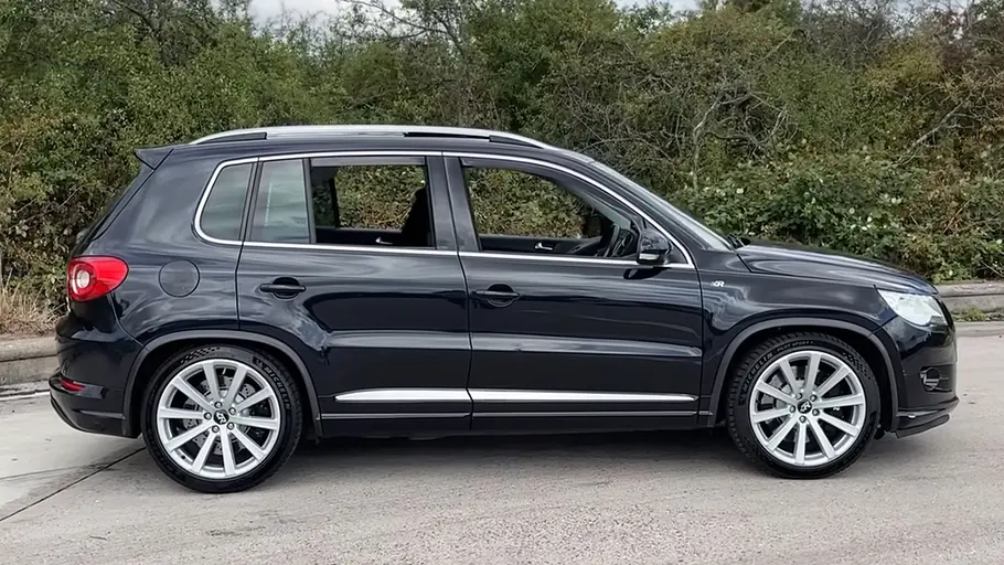 Der VW Tiguan R36 Turbo stehend seitlich.