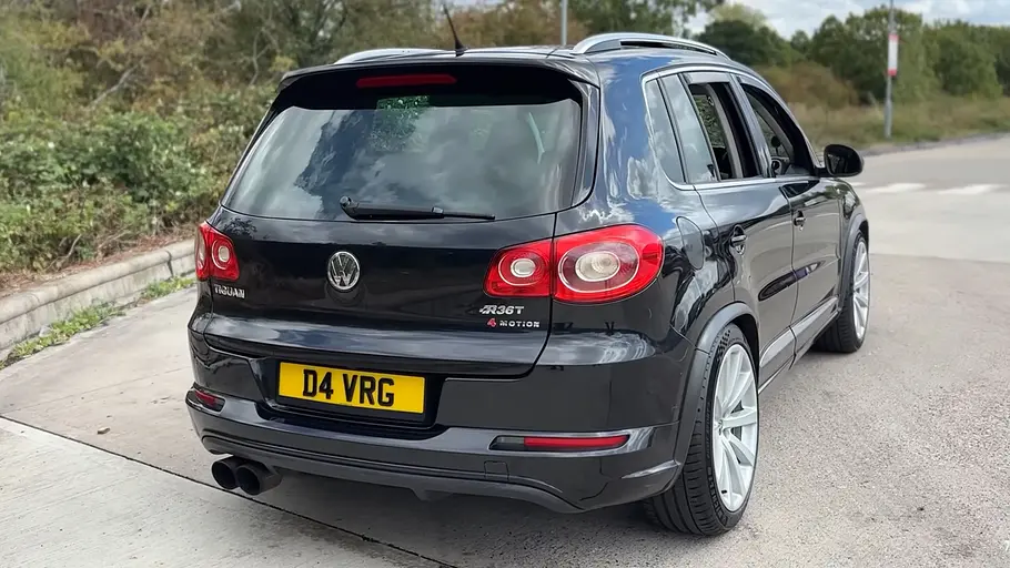 Der VW Tiguan R36 Turbo stehend von hinten.