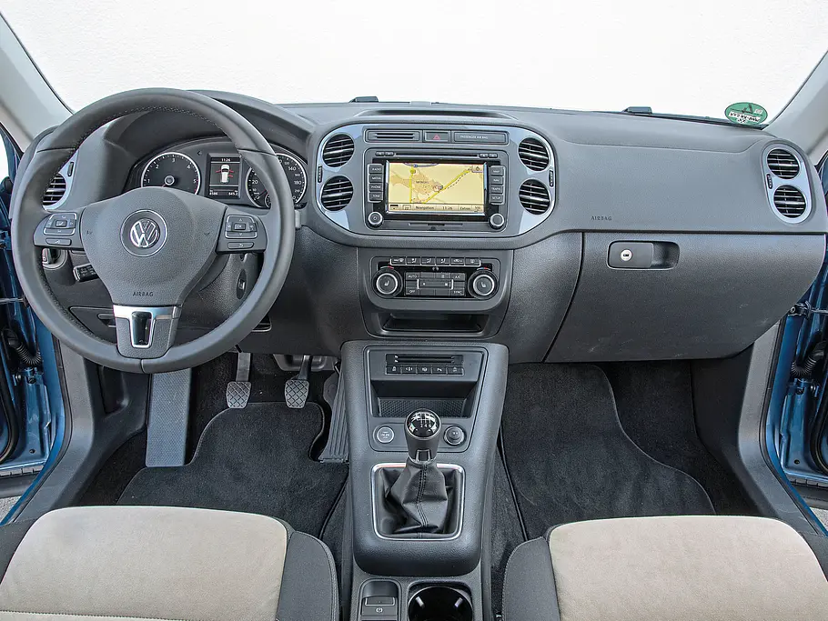 VW Tiguan 2.0 TDI 4MOTION BMT Kompakt-SUV Vergleich Bilder technische Daten Cockpit
