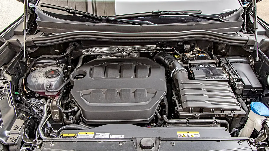 Toyota RAV4 und VW Tiguan im Vergleich Motorraum des VW Tiguan.