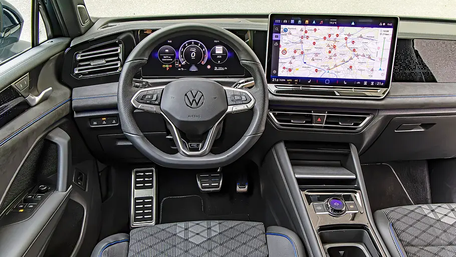 Toyota RAV4 und VW Tiguan im Vergleich Das Cockpit des VW Tiguan hat ein digitales Kombiinstrument, einen großen Navigationsbildschirm und grau karierte Sitze.