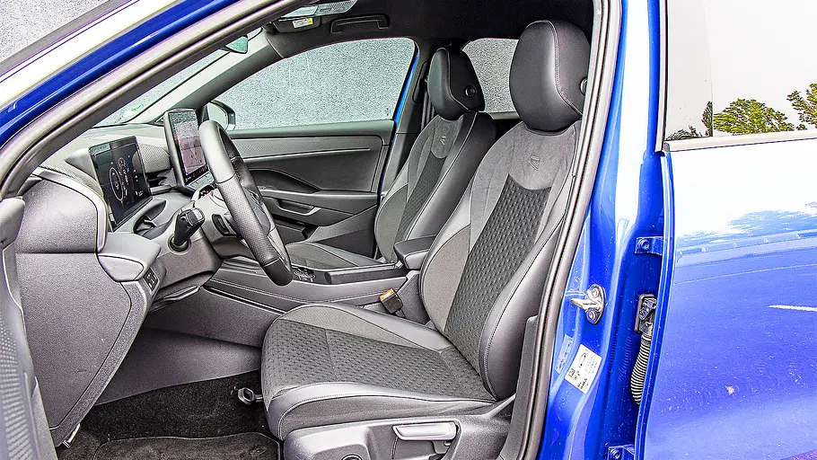 Blick auf die Vordersitze im Innenraum des VW T-Roc.