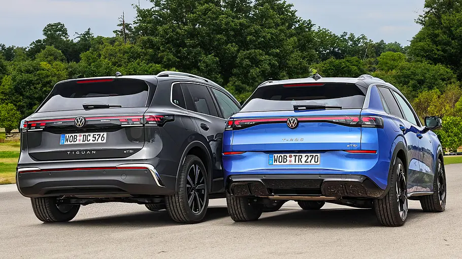 Blick von schräg hinten auf die beiden SUV VW Tiguan und VW T-Roc.