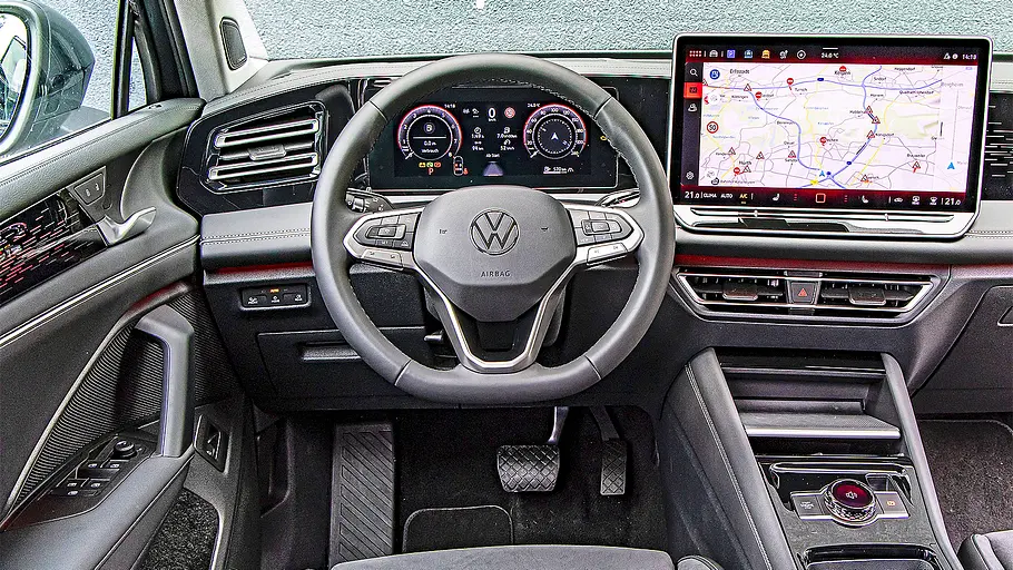 Blick auf die Armaturen im Innenraum des VW Tiguan.